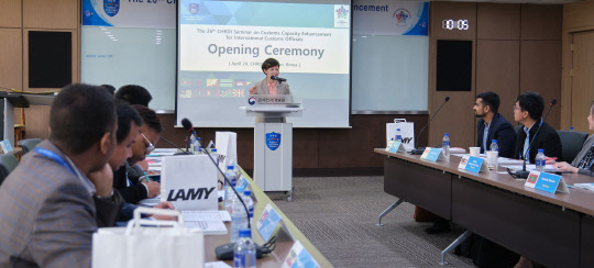 유선희 관세인재개발원장이 24일 천안시 관세인재개발원에서 열린 '제26차 관세행정 능력배양 연수회'에서 인사말하고 있다. [관세청 제공]